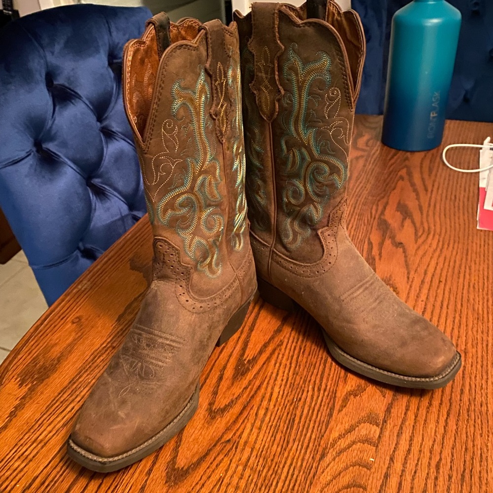 Justin’s cowboy boots. Size 7.5 womens. Maybe worn once. Great condition!